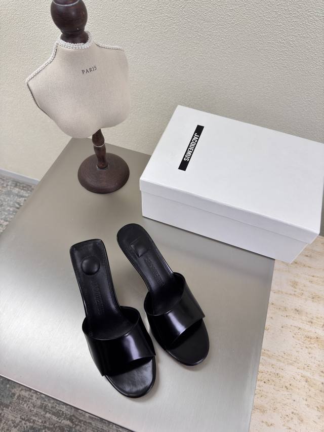 Jacquemus25Ss 方圆跟型 高跟拖鞋 黑色开边朱牛皮 个性突出 鲜明格调 面料 开边朱牛皮 内里 小羊皮 大底 意大利真皮大底 码数 35 36 37