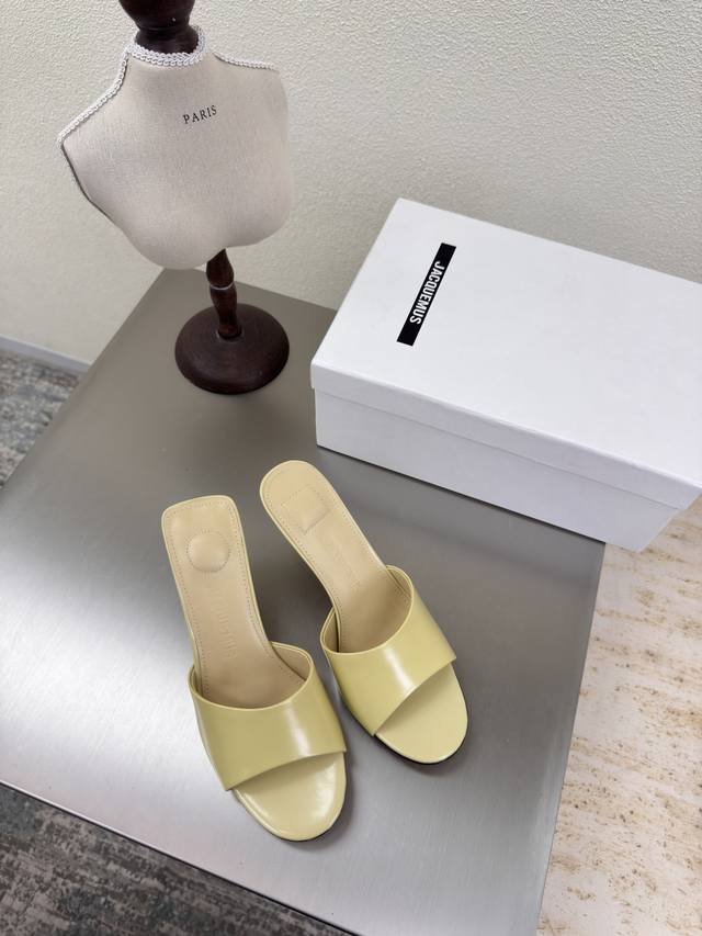 Jacquemus25Ss 方圆跟型 高跟拖鞋 蛋黄色 开边朱牛皮 个性突出 鲜明格调 面料 开边朱 牛皮 内里 小羊皮 大底 意大利真皮大底 码数 35 36
