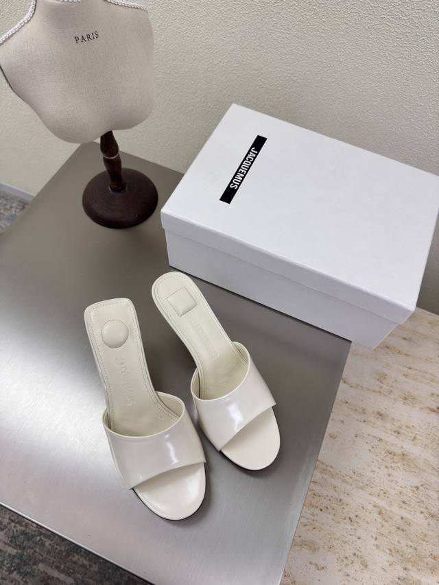 Jacquemus25Ss 方圆跟型 高跟拖鞋 白色开边朱牛皮 个性突出 鲜明格调 面料 开边朱牛皮 内里 小羊皮 大底 意大利真皮大底 码数 35 36 37