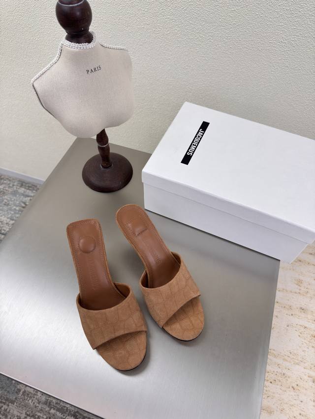 Jacquemus25Ss 方圆跟型 高跟拖鞋 棕色 鳄鱼纹 绒面牛皮 个性突出 鲜明格调 面料 绒面鳄鱼纹牛反绒皮 内里 小羊皮 大底 意大利真皮大底 码数