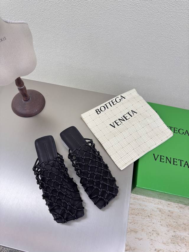 Bv Riva Mule 女士平底 手工编织 穆勒拖鞋 系列 平底 纯手工编织 耗时60天开发 黑色 这款经典款 简直Bv最新天花板啦 彩色百搭 手工而成 高档