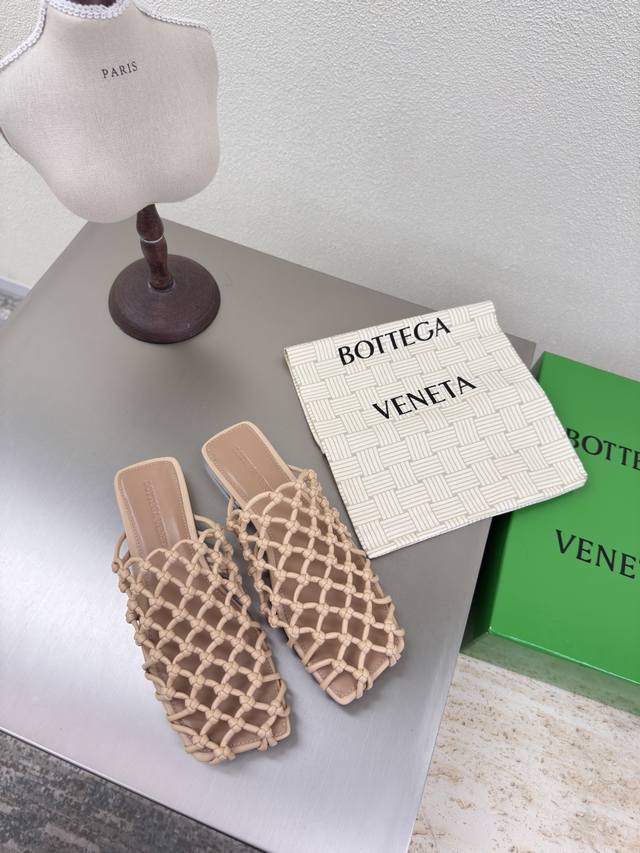 Bv Riva Mule 女士平底 手工编织 穆勒拖鞋 系列 平底 纯手工编织 耗时60天开发 杏色 这款经典款 简直Bv最新天花板啦 彩色百搭 手工而成 高档