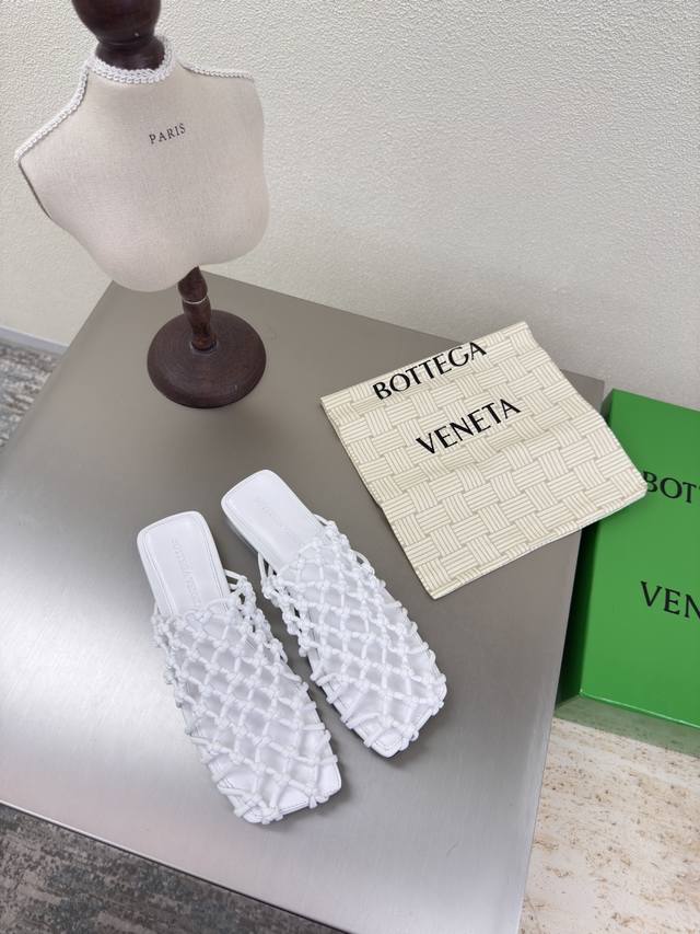 Bv Riva Mule 女士平底 手工编织 穆勒拖鞋 系列 平底 纯手工编织 耗时60天开发 白色 这款经典款 简直Bv最新天花板啦 彩色百搭 手工而成 高档