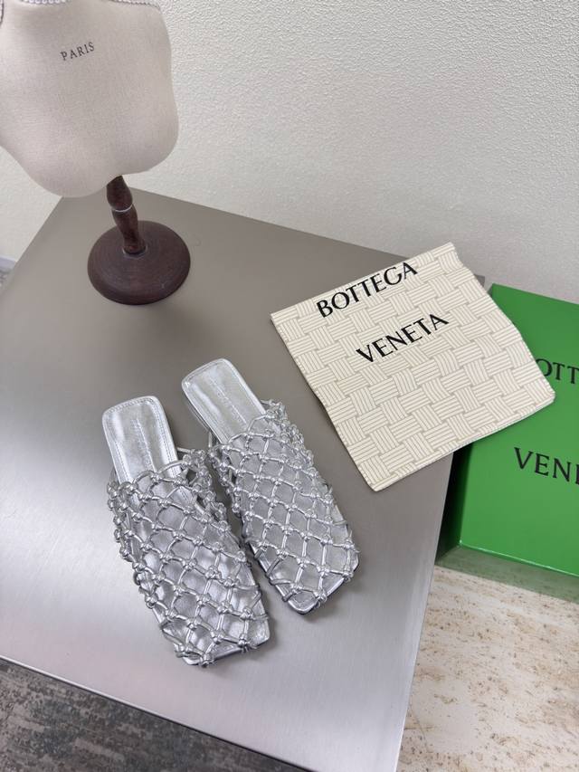 Bv Riva Mule 女士平底 手工编织 穆勒拖鞋 系列 平底 纯手工编织 耗时60天开发 银色 这款经典款 简直Bv最新天花板啦 彩色百搭 手工而成 高档