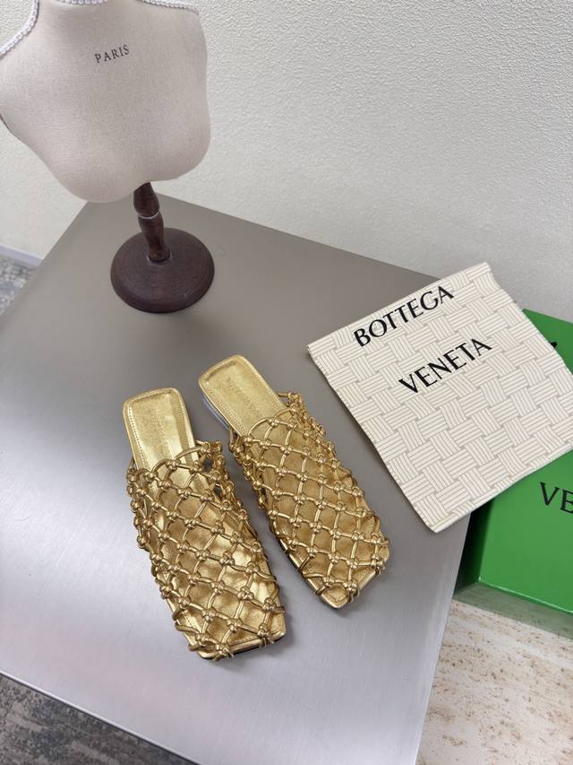 Bv Riva Mule 女士平底 手工编织 穆勒拖鞋 系列 平底 纯手工编织 耗时60天开发 金色 这款经典款 简直Bv最新天花板啦 彩色百搭 手工而成 高档