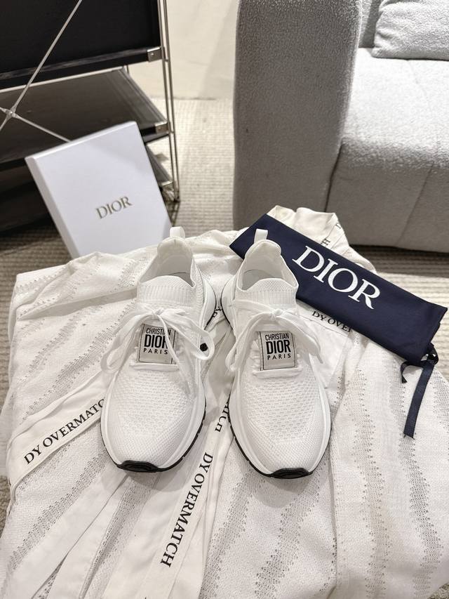 Dior Chrono25Run’N Dior运动鞋网眼休闲鞋飞织袜子鞋 简约超级百搭. 鞋面搭配 Logo布标.上脚完美奢华可任意搭配春夏秋冬服饰. 上脚更是