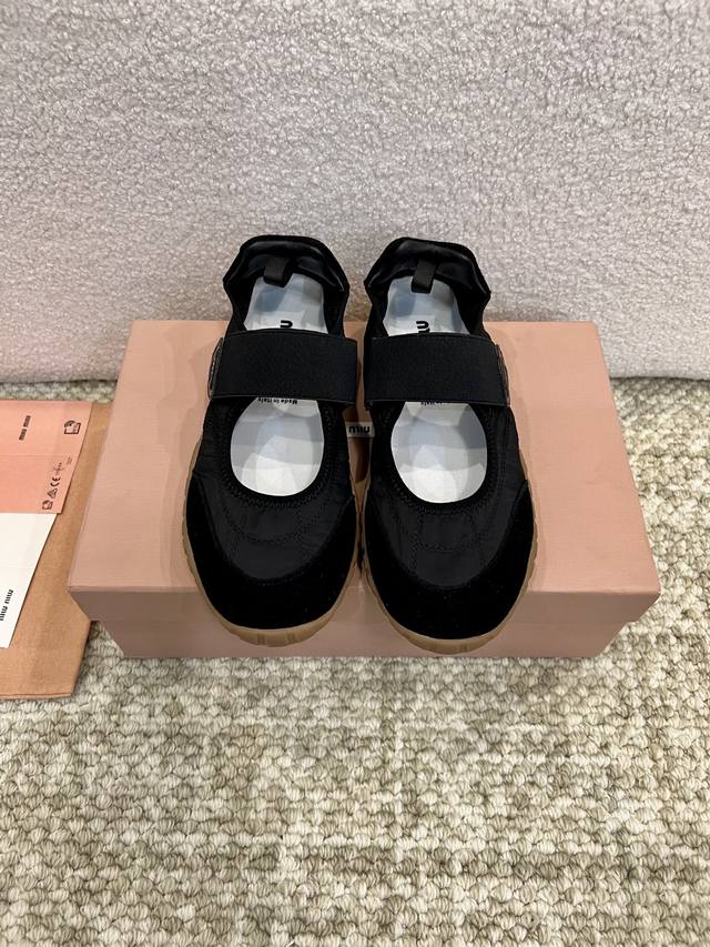 Miumiu 缪缪25Ss春夏走秀玛丽珍新款，一字背带单鞋 芭蕾舞鞋 今年最值得入手的单鞋 ！超多网红明星上脚 Miumiu今年秋冬确实泰酷辣 秋冬限定款 专柜