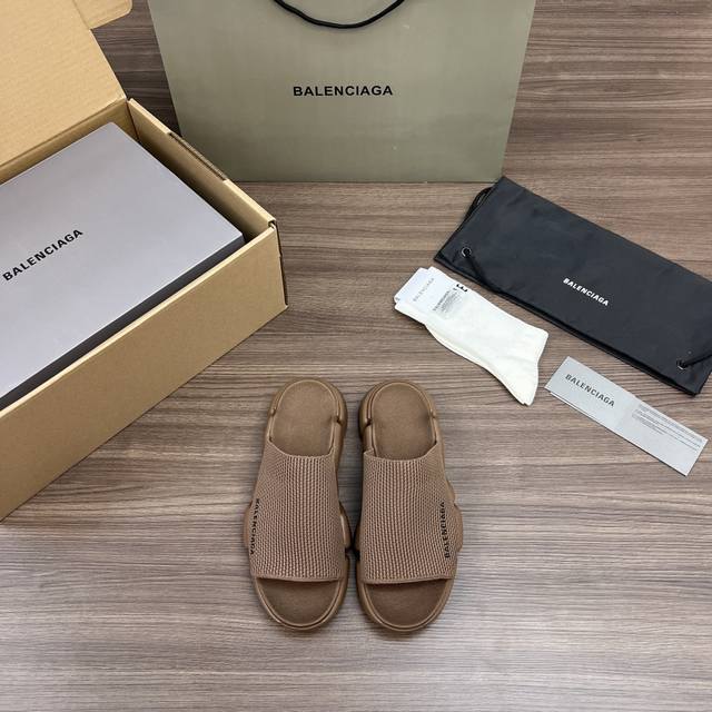 顶级Balenciaga巴黎世家 Speed 2.0 圆头 露趾时尚凉拖 深棕色 男女同款！ Speed 2.0 大底采用You 材质发泡注塑成型 组合飞织网面
