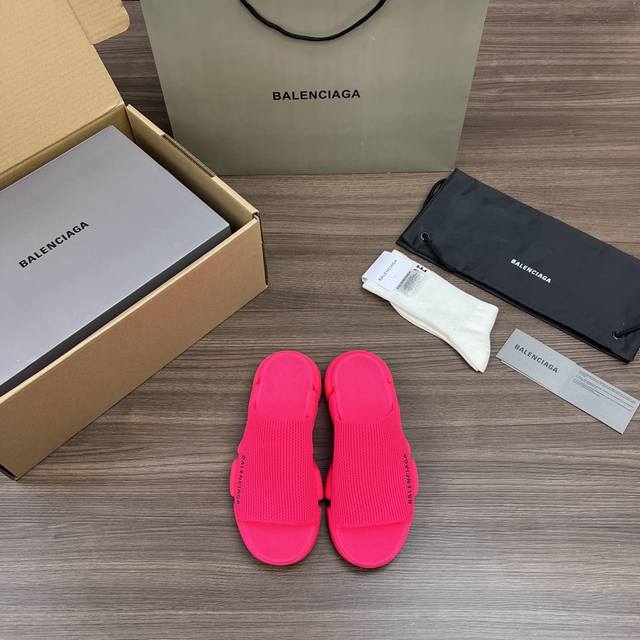 顶级Balenciaga巴黎世家 Speed 2.0 圆头 露趾时尚凉拖 玫红色 男女同款！ Speed 2.0 大底采用You 材质发泡注塑成型 组合飞织网面