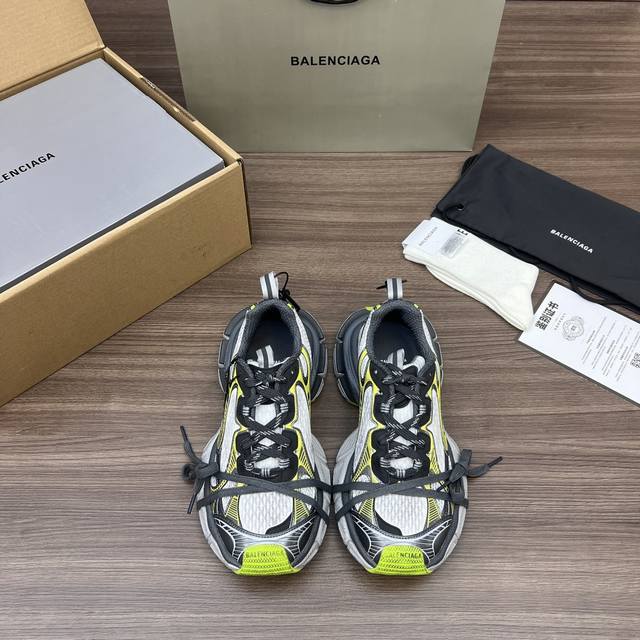 顶级Balenciaga Phantom Sneaker 巴黎世家全新做旧十代白灰荧光潮流跑鞋 在延续 Track Trainer 户外轮廓和复杂鞋面结构的同时