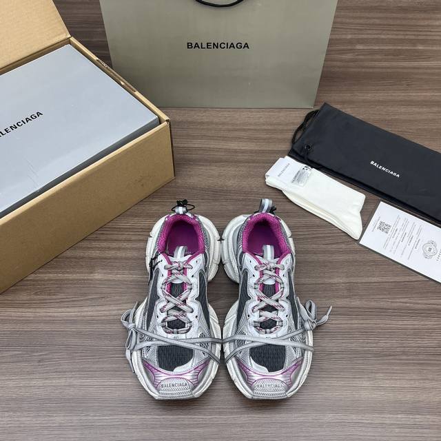 顶级版本 Balenciaga Phantom Sneaker 巴黎世家全新做旧 #3Xl 十代白灰红潮流跑鞋。 在延续 Track Trainer 户外轮廓和