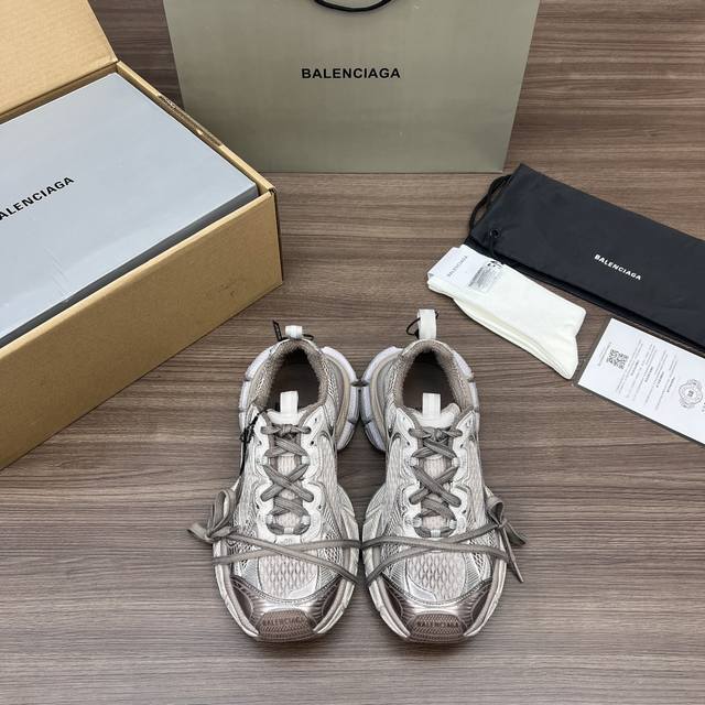 顶级版本 Balenciaga Phantom Sneaker 巴黎世家全新做旧 #3Xl 十代摩卡色潮流跑鞋。 在延续 Track Trainer 户外轮廓和