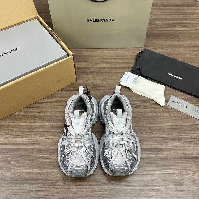 顶级版本Balenciaga巴黎世家 3Xl扣式绑带 圆头系带 低帮 老爹鞋 灰色 在延续 Track Trainer 户外轮廓和复杂鞋面结构的同时，新版本在后