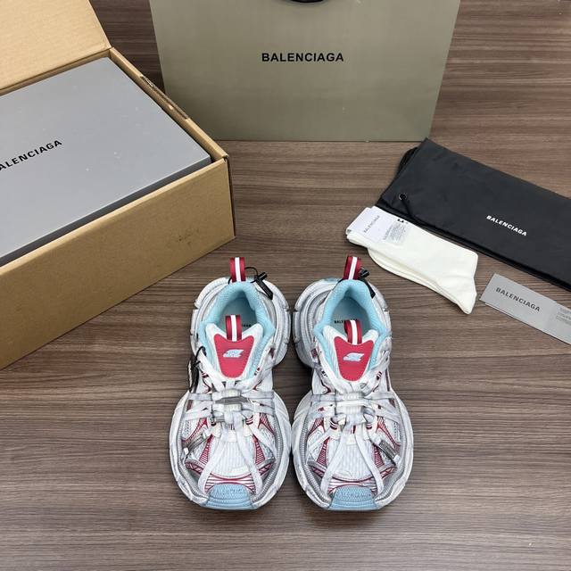 顶级版本Balenciaga巴黎世家 3Xl扣式绑带 圆头系带 低帮 老爹鞋 粉蓝色 在延续 Track Trainer 户外轮廓和复杂鞋面结构的同时，新版本在