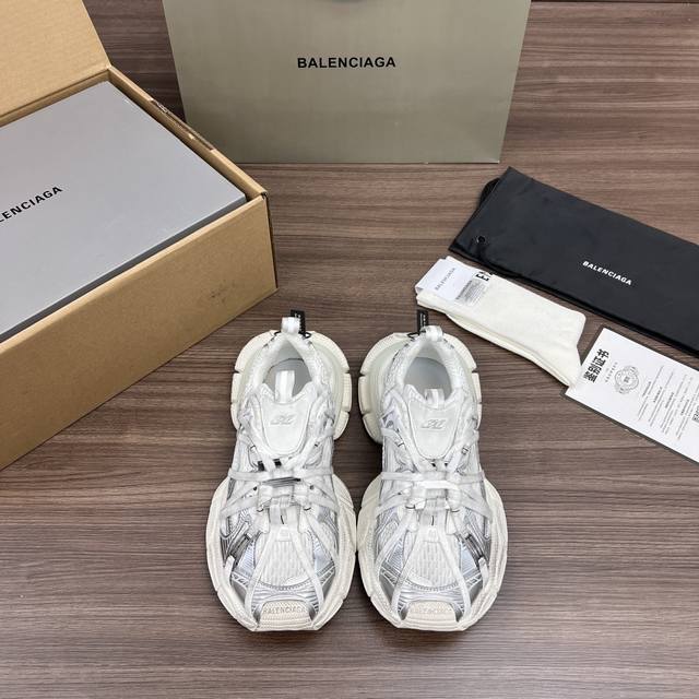 顶级版本Balenciaga巴黎世家 3Xl扣式绑带 圆头系带 低帮 老爹鞋 白银色 在延续 Track Trainer 户外轮廓和复杂鞋面结构的同时，新版本在