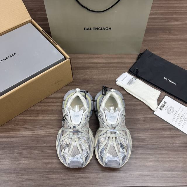顶级版本Balenciaga巴黎世家 3Xl扣式绑带 圆头系带 低帮 老爹鞋 米金色 在延续 Track Trainer 户外轮廓和复杂鞋面结构的同时，新版本在