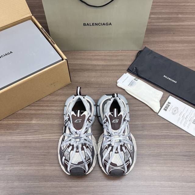 顶级版本Balenciaga巴黎世家 3Xl扣式绑带 圆头系带 低帮 老爹鞋 银灰 在延续 Track Trainer 户外轮廓和复杂鞋面结构的同时，新版本在后