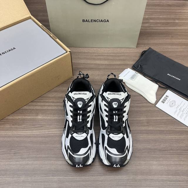 顶级版本 Balenciaga 巴黎世家-Runner、是通过溢胶、做旧、缝线等细节，展示了设计师 Demna 的运动鞋风格，用一双 旧鞋 传递复古感，后侧板、