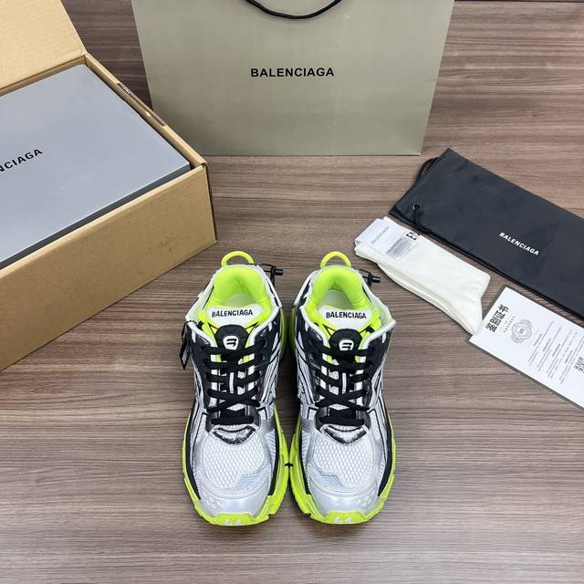 顶级版本Balenciaga 巴黎世家-Runner、是通过溢胶、做旧、缝线等细节，展示了设计师 Demna 的运动鞋风格，用一双 旧鞋 传递复古感，后侧板、翘