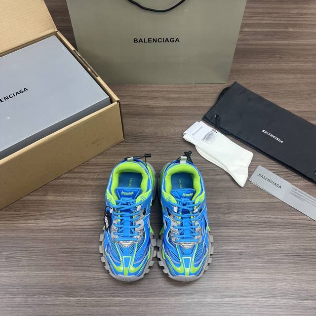 顶级版本 巴黎世家 Balenciaga Track 4.0 荧光蓝。 增加全新设计 在延续 Track Trainer 户外轮廓和复杂鞋面结构的同时，是对前代