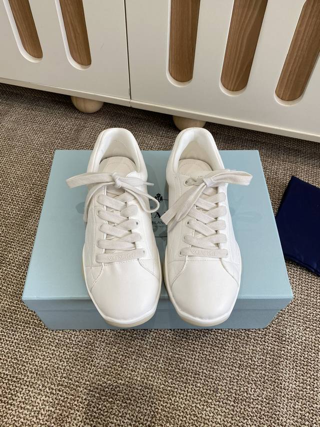 Prada 普拉达 25Ss 春夏新款 德训鞋 休闲鞋 精工制造，缝线均匀，皮质质感一览无余，多色拼接，时尚大方，柔软舒适透气，外侧饰有Prada字母徽标 鞋舌