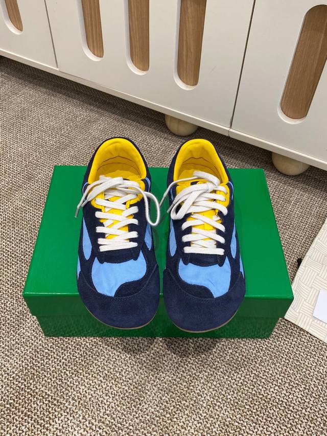 Bv 4色女款 Bv Orbit Flash 复古休闲鞋 阿甘鞋 德训运动鞋 Sneaker科技尼龙和绒面打造，灵感来自复古球鞋，全新演绎经典运动鞋，轻便、舒适