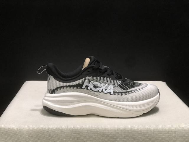 顶级版本Hoka One One Skyflow 舒适百搭防滑耐磨低帮跑步鞋男女同款 码数：36-45码 含半码 编码: 1147833-Ddw 全套得物包装：