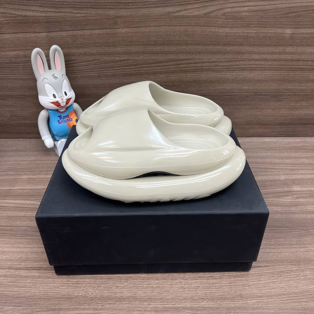 顶级版本Xvessel 鲸碳号 碳纤科技 防滑耐磨一字拖鞋 抹茶色男女同款。 鲸碳号夏日最佳拖鞋 鞋子材料采用Eva高发泡半成品组合而成。轻便增高出街搭配必备单