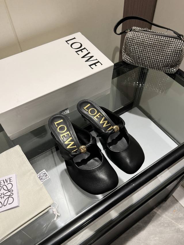 2025 最新罗意威Loewe Ss夏季限量版的拖鞋，搭配春夏最火的色调，真正的休闲时尚拖，加若隐若现的美感，采用胎小羊皮，触碰皮面就像婴儿的皮肤一样的感觉，超