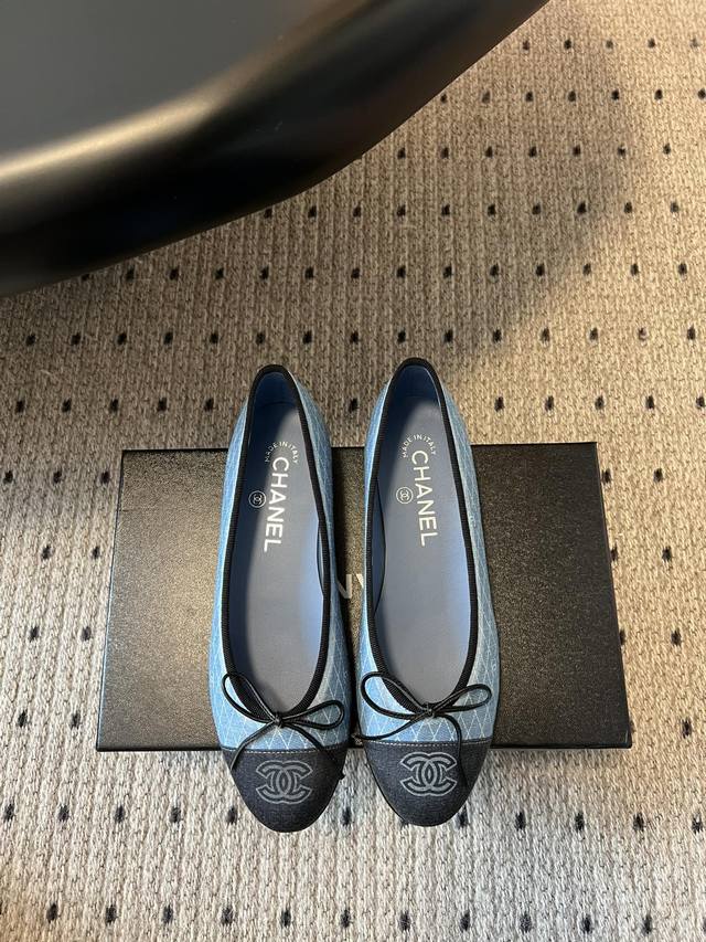 Chane*25Ss 春夏芭蕾舞鞋 宛如女神脖子上的项链，上脚包裹性非常好，上脚跟显瘦，真的是超级精致！ 复古的玛丽珍太对味了，个人最喜欢好经典的搭配，颇有80