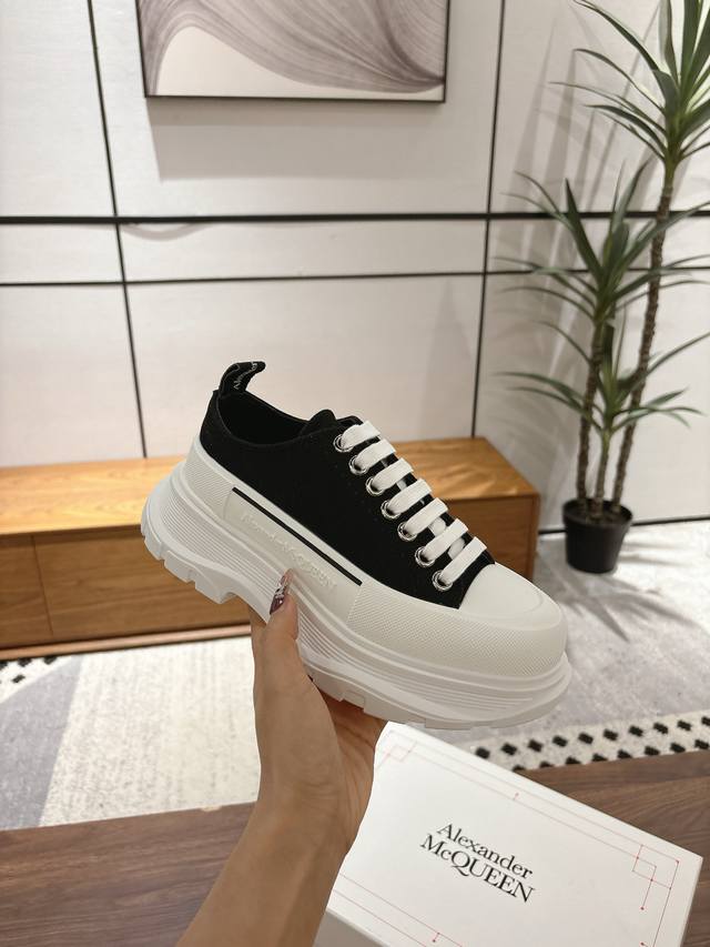 布面 低帮女款 男款+10 顶级品质，免检产品 带芯片！ Alexander Mcqueen 新款帆布系列厚底老爹鞋复古潮流逆天单品，极简风格 帆布，厚底，大头
