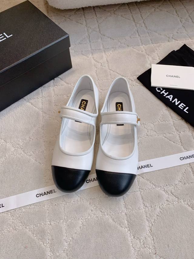 网面350 皮面 Chane*新款网纱玛丽珍鞋 上脚超美超仙 香家高级感这块总让人大写的服气 看起来简单的款式 但上脚就莫名很高级 绝对的少女感 舒适好穿 鞋面