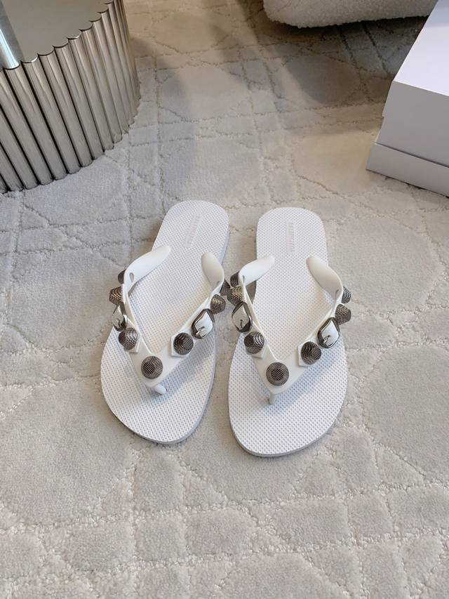 出厂价P Balenciag*新款铆钉机车人字拖沙滩拖 甜酷Girl的最爱 上脚真的太酷了 辣妹必备 原版购入开发 Zp开模五金 原版开模大底 尺码35-39