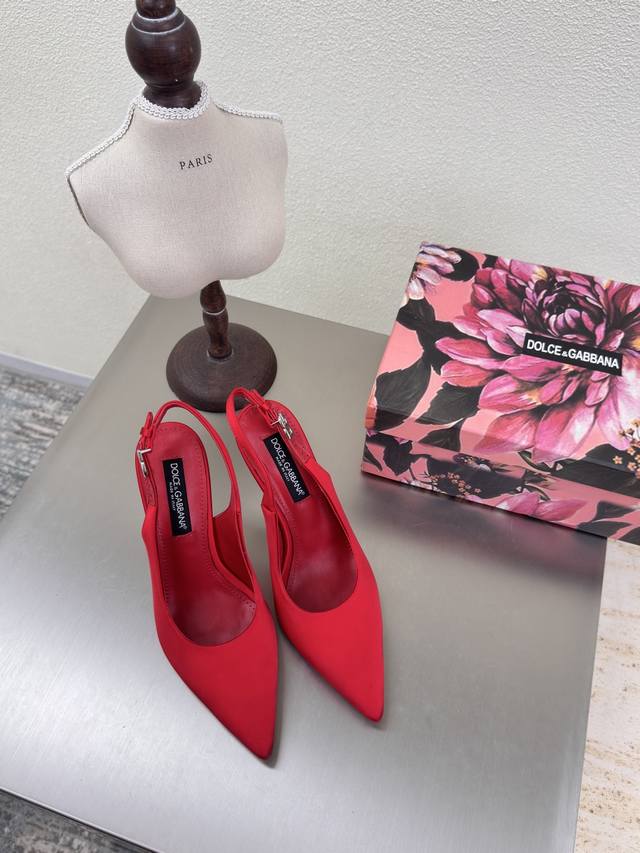 金属高跟 后空高跟女鞋 红色 Dolce&Gabbana 真丝材质 高跟鞋的瞬间，感觉整个世界都自带柔光滤镜计不管是搭配小礼裙出席晚宴，还是配裤装职场通勤，都能