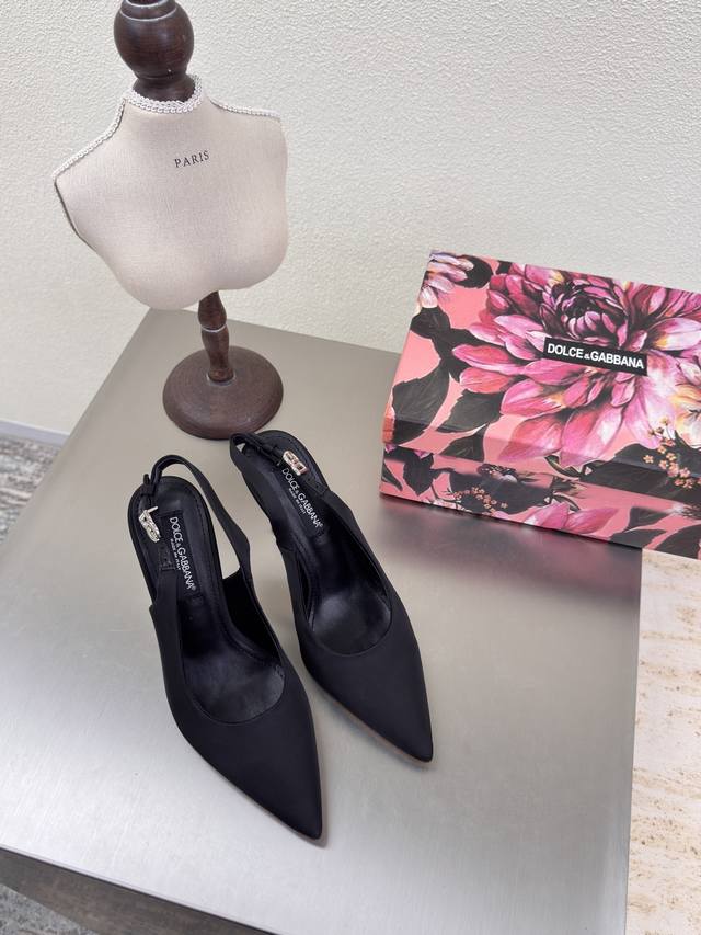 金属高跟 后空高跟女鞋 真丝 黑色 Dolce&Gabbana 真丝材质 高跟鞋的瞬间，感觉整个世界都自带柔光滤镜计不管是搭配小礼裙出席晚宴，还是配裤装职场通勤