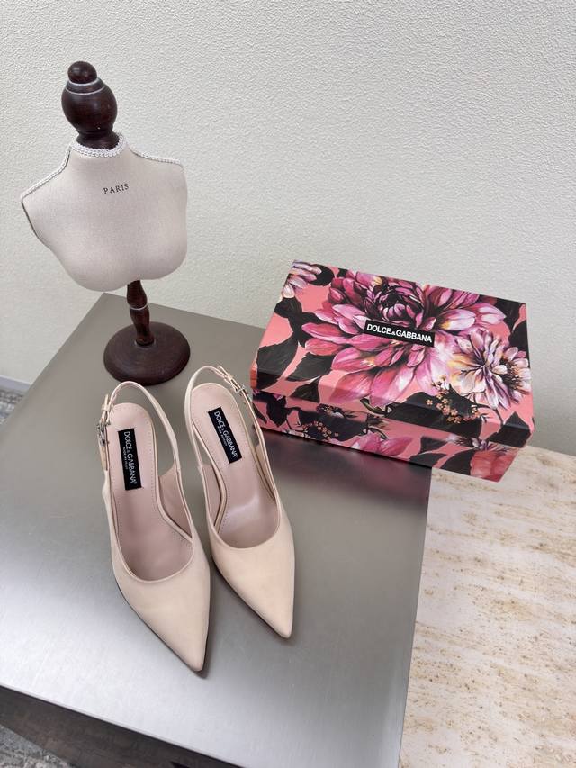 金属高跟 后空高跟女鞋 杏色 Dolce&Gabbana 真丝材质 高跟鞋的瞬间，感觉整个世界都自带柔光滤镜计不管是搭配小礼裙出席晚宴，还是配裤装职场通勤，都能