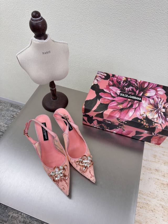 蕾丝+高跟鞋简直是女生Dna里的浪漫密码 粉色 Dolce&Gabbana 蕾丝高跟鞋的瞬间，感觉整个世界都自带柔光滤镜计不管是搭配小礼裙出席晚宴，还是配裤装职