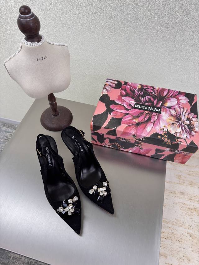 蕾丝+高跟鞋简直是女生Dna里的浪漫密码 黑色 Dolce&Gabbana 蕾丝高跟鞋的瞬间，感觉整个世界都自带柔光滤镜计不管是搭配小礼裙出席晚宴，还是配裤装职
