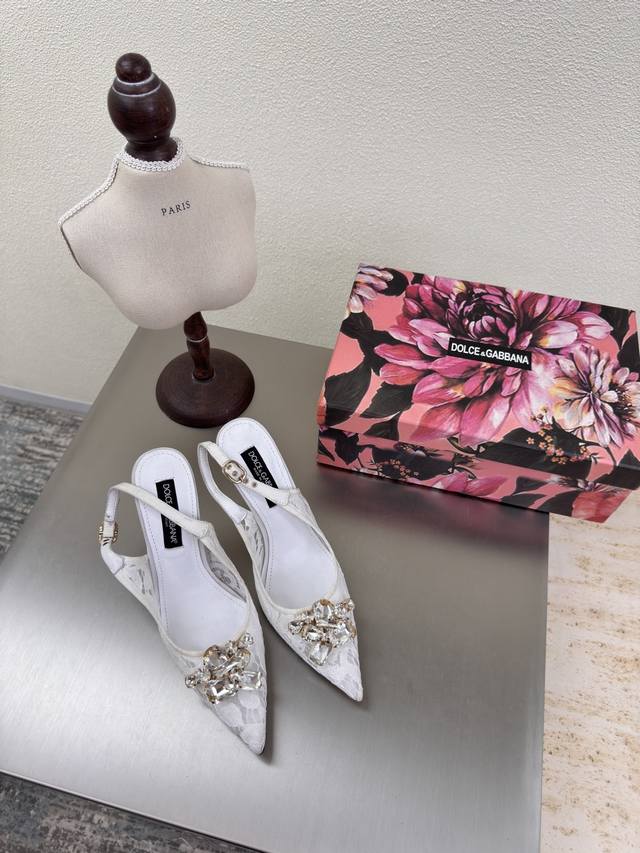 蕾丝+高跟鞋简直是女生Dna里的浪漫密码 白色 Dolce&Gabbana 蕾丝高跟鞋的瞬间，感觉整个世界都自带柔光滤镜计不管是搭配小礼裙出席晚宴，还是配裤装职