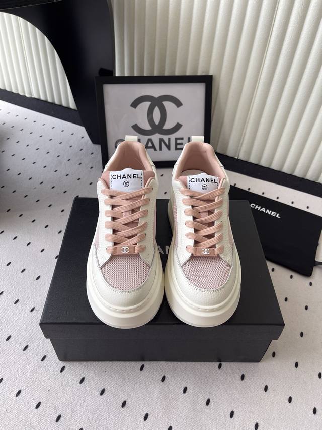 Chanel25K熊猫拼色休闲鞋 网红明星同款 专柜最新走秀主打系列上 一比一原版排列搭配 这款百搭的板鞋 看似平平无奇 上脚后属实好搭 酷毙了 后跟拼起来是立
