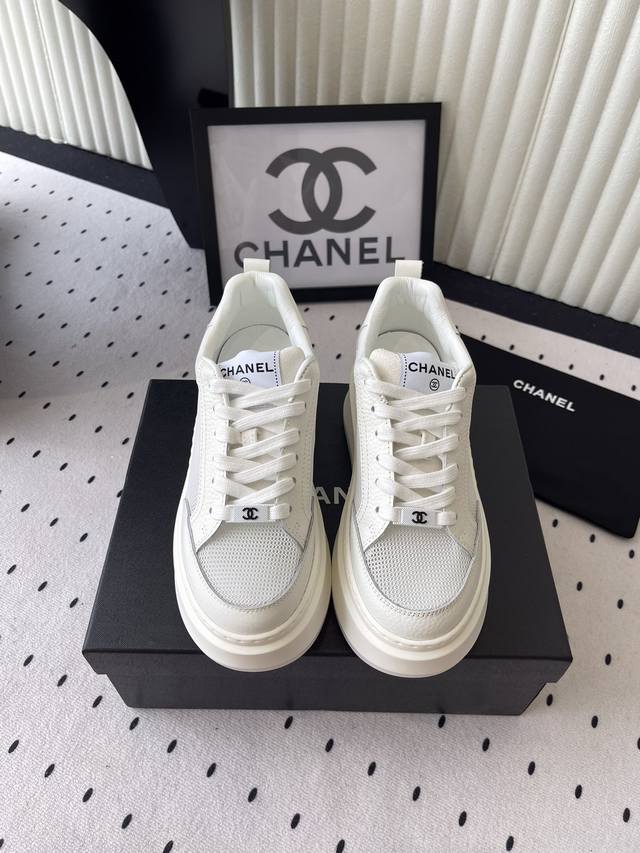 Chanel25K熊猫拼色休闲鞋 网红明星同款 专柜最新走秀主打系列上 一比一原版排列搭配 这款百搭的板鞋 看似平平无奇 上脚后属实好搭 酷毙了 后跟拼起来是立