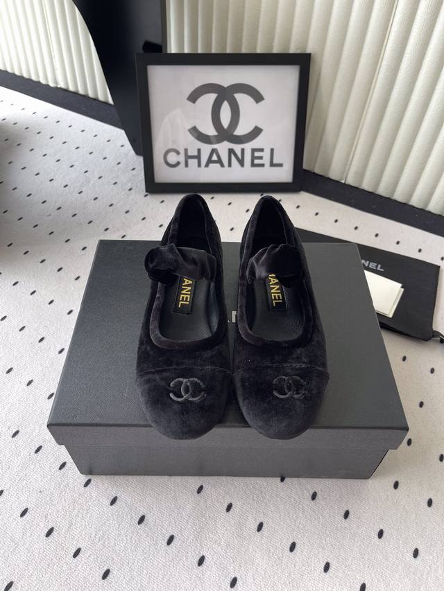 Chanel新款玛丽珍单鞋 高版本出货 经典拼色让人一眼难望 百搭休闲时髦 原版高丝绒鞋面 羊皮垫脚 意大利真皮大底 Size:35-40