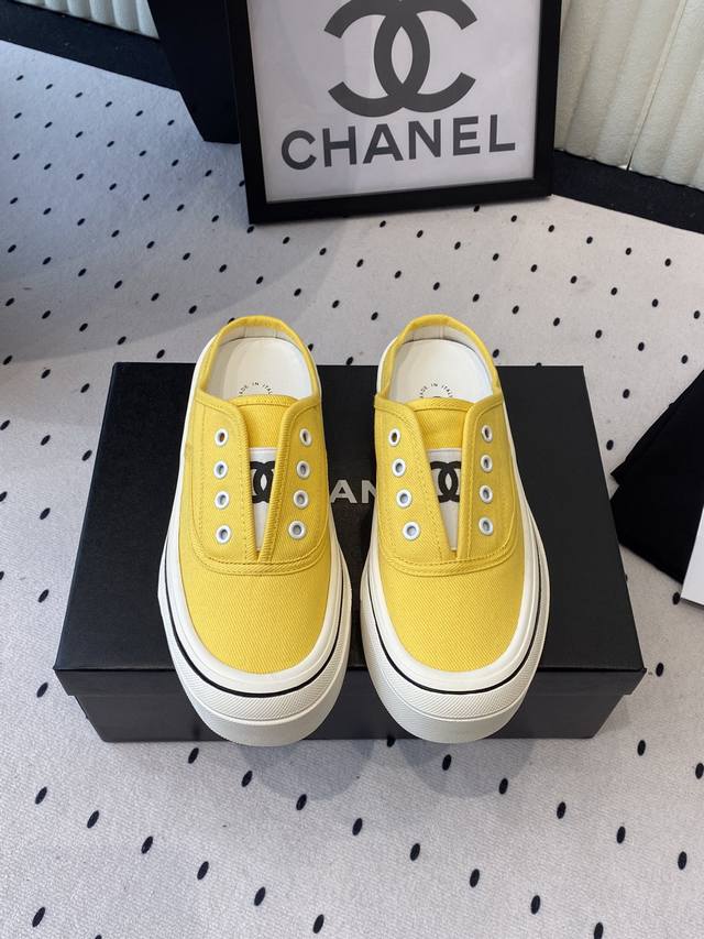 Chanel新款帆布小白鞋 Vintage感满满中古复刻款 帆布鞋适配春夏 配合袜子就很复古学院的感觉 原版定制高密度帆布面料 羊皮内里垫脚 独家私模原版Tpu