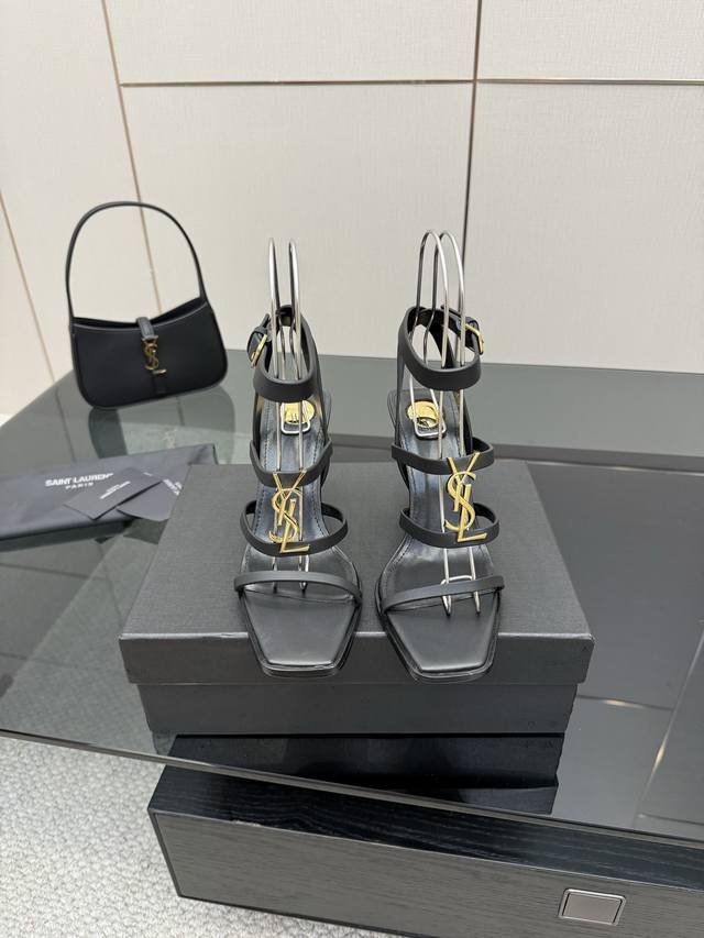 顶级品质 Saint Laurent 圣罗兰坡跟鱼嘴凉鞋 Ysl姐姐的美丽尤物高跟鞋 又是人间圣罗兰 Rose同款的小方头 高跟鞋化很好修饰脚型，奢华金属链 这