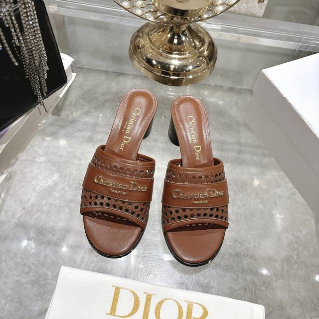 出厂 春夏新款Dior D-Lane 迪奥凉拖圆跟一字镂空拖鞋 这款 D-Lane 凉拖彰显经典风格。黑色牛皮革鞋面，展示镂空藤格纹图案，饰以金色饰面金属 Ch