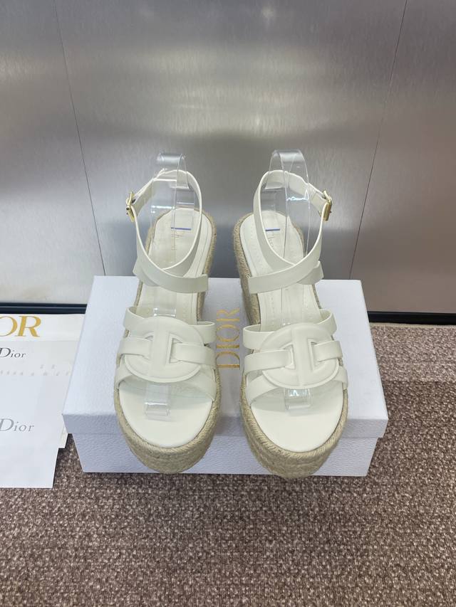 工厂P价P 迪奥 Dior 2025春夏新款 D-Club 果冻色镂空叠层交叉带厚底高跟女鞋 Cd字母Logo脚环绑带草编坡跟圆头露趾凉鞋 材质:鞋面进口小牛皮
