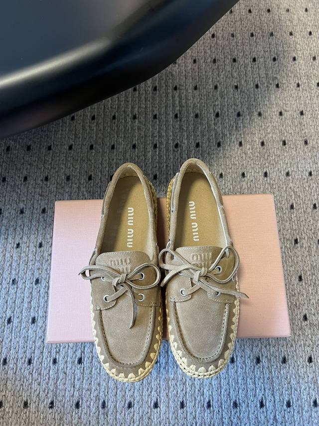 Miu Miu* 25Ss拉菲草编玛丽珍平底单鞋 代购级别 纯手工编织 搭配少女Miu标志 精致又摩登 绑带设计增添复古韵味 草编鞋底融入休闲质感 一脚蹬款式