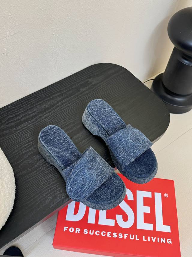 Diesel是意大利牛仔时装品牌，Diesel不仅是时尚服饰品牌 它更代表一种生活方式 年春夏新品Diesel后弹力尖头高跟鞋 F W24最性感鞋子大奖颁给Di
