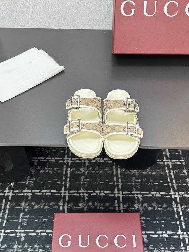 顶级版本 2025专柜同步春夏新款Gucci 25S春夏新品双G布料沙滩双扣厚底拖鞋 G家在体现高级感这块 总让人大写的服气 看起来蛮简单的款式 但上脚就莫名很