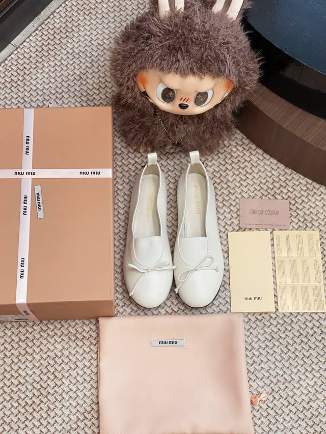Miumiu 小单鞋整双鞋子采购Zp开发打造，全部定制材料，独家开模大底，细节全部对版出货，连包装也做到跟正品一样。码数:35-40